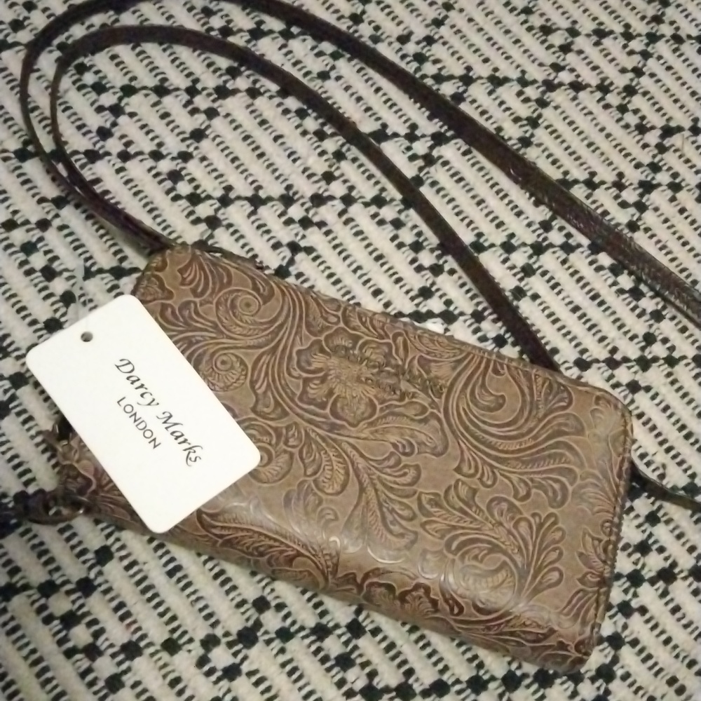 Darcy Marks London cross body purse. Straps are removable